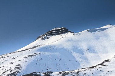 Svalbard 'daki Piramiden yakınlarında karlı bir dağ.