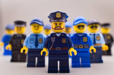 Varşova, Polonya, 30 Eylül 2023 olumlu polis görüntüsü. Polisler yan yana durur. Lego minyatürleri ve diğer tuğlalar LEGO Grubu tarafından yapılır..