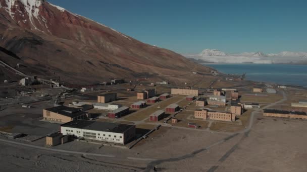 Εγκαταλελειμμένη Πόλη Pyramiden Στο Svalbard Κρουαζιερόπλοιο Που Εμφανίζεται Στο Παρασκήνιο — Αρχείο Βίντεο