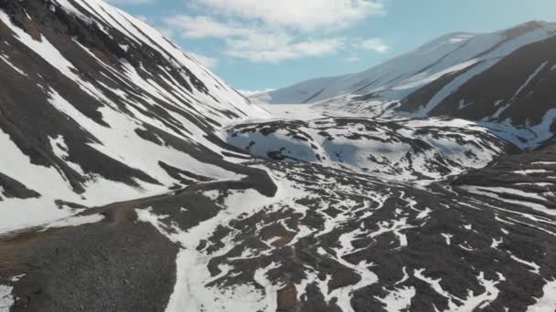 スノーウィー スピッツベルゲン スヴァルバード 雪に覆われた氷河と山のドローンビュー — ストック動画