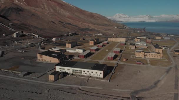 Svalbard Terk Edilmiş Bir Piramit Kasabası Arka Planda Ortaya Çıkan — Stok video