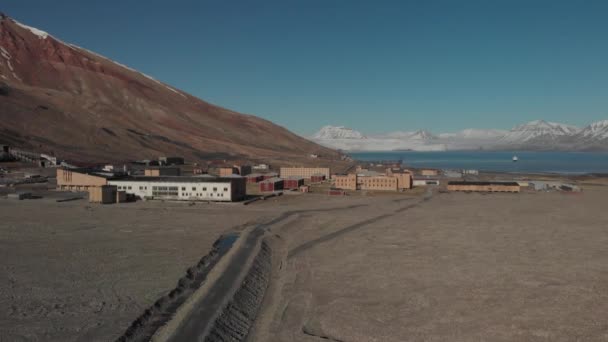 Svalbard Terk Edilmiş Piramit Kasabası — Stok video