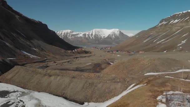 Longyearbyen Svalbard Segundo Plano Vista Mar Montanhas Cobertas Neve Fundo — Vídeo de Stock