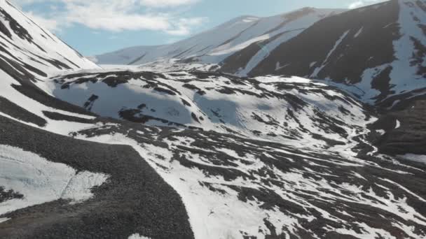 Snowy Spitsbergen Svalbard Drone Vista Del Glaciar Las Montañas Cubiertas — Vídeo de stock