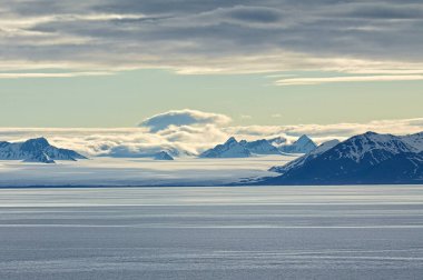 Svalbard 'da bir buzulun manzarası