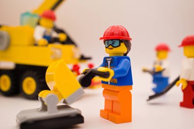 Varşova, Polonya, 4 Ocak 2024. İnşaat alanındaki işçiler. Dikkat: yapım aşamasında. Lego minyatürü ve diğer tüm tuğlalar LEGO grubu tarafından yapıldı..