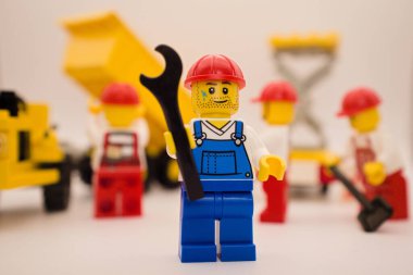 Varşova, Polonya, 4 Ocak 2024. İnşaat alanındaki işçiler. Dikkat: yapım aşamasında. Lego minyatürü ve diğer tüm tuğlalar LEGO grubu tarafından yapıldı..