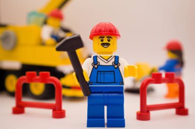Varşova, Polonya, 4 Ocak 2024. İnşaat alanındaki işçiler. Dikkat: yapım aşamasında. Lego minyatürü ve diğer tüm tuğlalar LEGO grubu tarafından yapıldı..