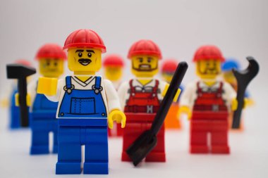 Varşova, Polonya, 5 Ocak 2024. İnşaat alanındaki işçiler. Dikkat: yapım aşamasında. Lego minyatürü ve diğer tüm tuğlalar LEGO grubu tarafından yapıldı..