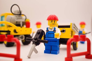 Varşova, Polonya, 4 Ocak 2024. İnşaat alanındaki işçiler. Dikkat: yapım aşamasında. Lego minyatürü ve diğer tüm tuğlalar LEGO grubu tarafından yapıldı..