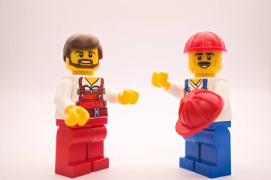 Varşova, Polonya, 5 Ocak 2024. İnşaat alanındaki işçiler. Dikkat: yapım aşamasında. Lego minyatürü ve diğer tüm tuğlalar LEGO grubu tarafından yapıldı..