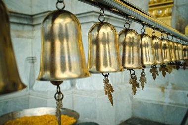 Bangkok 'ta bir tapınakta asılı çanlar