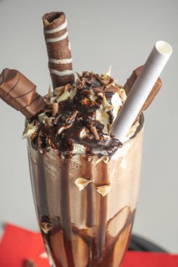 Çikolatalı milkshake, eski moda bir bardakta servis edilir.