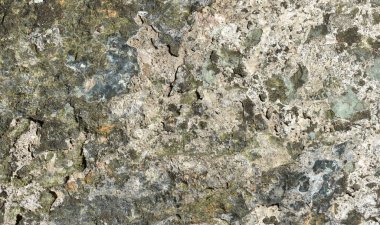 Lekeleri ve çatlakları olan eski beton bir duvar dokusu, beyaz kabuk soyma arka planı.