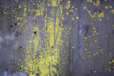 Küf, yosun ve rutubet duvarda, eski soyulmuş duvar zemininde, lekeli ve çatallı beton duvarın dokusu.