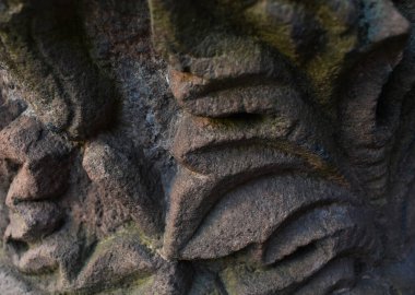 Taş süsleme dokusu, eski taş arka planda çatlaklar.