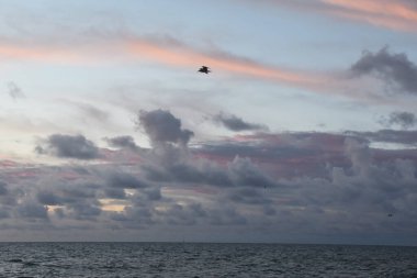 Denizin üzerinde gün doğumu gökyüzü, güzel bulutlar, dramatik manzara, deniz manzarası