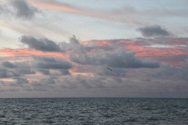 Denizin üzerinde gün doğumu gökyüzü, güzel bulutlar, dramatik manzara, deniz manzarası