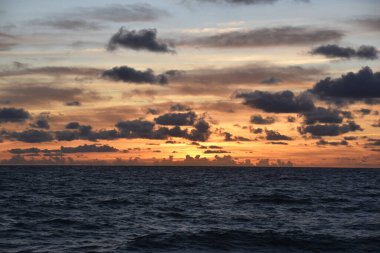 Denizin üzerinde gün doğumu gökyüzü, güzel bulutlar, dramatik manzara, deniz manzarası