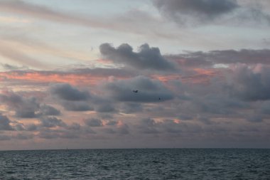 Denizin üzerinde gün doğumu gökyüzü, güzel bulutlar, dramatik manzara, deniz manzarası