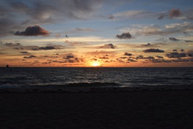 Denizin üzerinde gün doğumu gökyüzü, güzel bulutlar, dramatik manzara, deniz manzarası