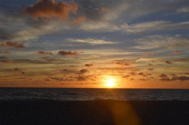Denizin üzerinde gün doğumu gökyüzü, güzel bulutlar, dramatik manzara, deniz manzarası