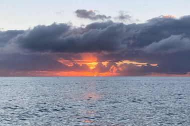 Denizin üzerinde gün doğumu gökyüzü, güzel bulutlar, dramatik manzara, deniz manzarası