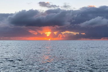 Denizin üzerinde gün doğumu gökyüzü, güzel bulutlar, dramatik manzara, deniz manzarası