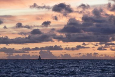 Denizin üzerinde gün doğumu, güzel bulutlar