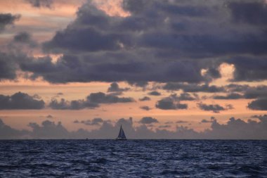 Denizin üzerinde gün doğumu, güzel bulutlar