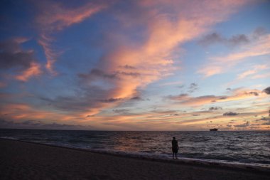 Denizin üzerinde gün doğumu, güzel bulutlar