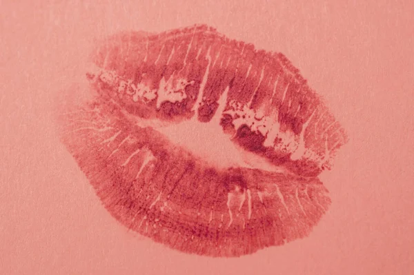 Pembe ruj izi, öpücük, güzel kırmızı dudaklar.
