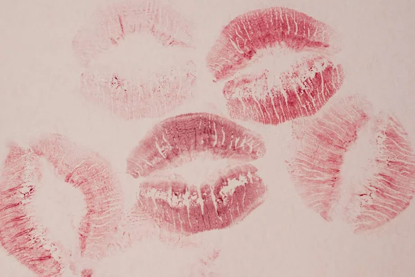 Kırmızı ruj izleri beyaz, öpücük, güzel kırmızı dudaklar.