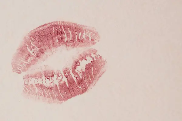 Rode Lippenstift Prints Wit Kus Mooie Rode Lippen — Stockfoto