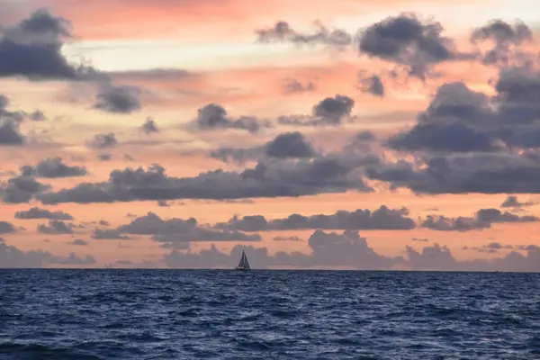Východ Slunce Nad Mořem Krásná Oblačnost — Stock fotografie