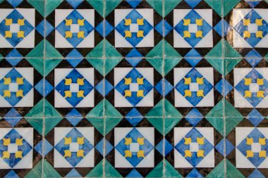 Renkli fayanslardan oluşan canlı ve çetrefilli bir mozaik, zengin ve eklektik estetikle antika ve eski bir zemin zeminini oluşturuyor..