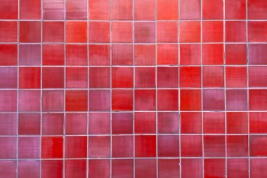 Renkli kırmızı fayanslı banyo duvarı dokusu, eski moda mutfak zemin arka planı.