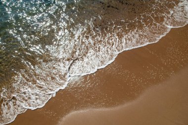 Kumlu sahilde okyanus dalgası, deniz dalgası dokusu, sıradışı su arkaplanı.