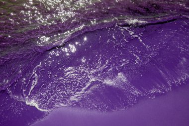 Mor kumlu sahilde açık okyanus dalgası, deniz dalgası dokusu, sıradışı su arkaplanı.