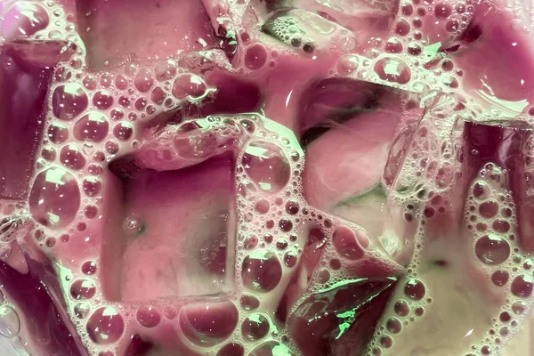 带有气泡特写的彩色肥皂液 带有透明冰块和气泡的混浊水质感 — 图库照片