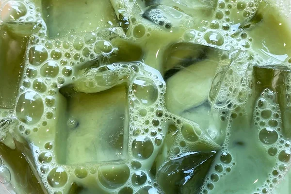 Enticing Close Iced Matcha Latte Showcasing Vibrant Green Tea Refreshing — Stock Photo, Image