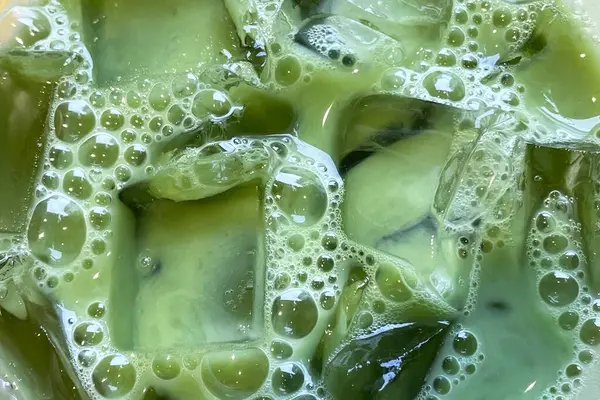 Iced Matcha Latte Close Texture Refreshing Tea Transparent Ice Cubes — Stock Photo, Image