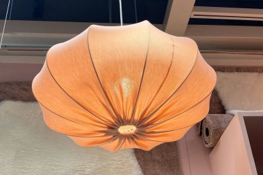 Turuncu renkten yapılmış tavan lambası. Işıklı abajur..