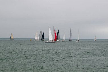 Kolobrzeg 'deki Baltık Denizi' nde yelkenli yarışı 12 Kasım 2023