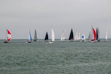 Saint Malo, Brittany sahilinde yelkenli tekneleri, 12 Kasım 2023