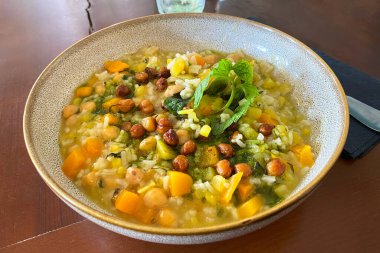 Sebze çorbası ve masada nohut.