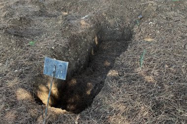 Mezarlıkta bir mezar kazıldı.