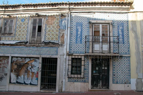 12 Kasım 2023 'te Portekiz' in Olhao şehrindeki tipik bir evin dış cephesinin ayrıntıları.
