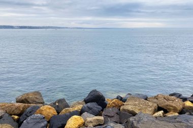 Bulutlu havada Baltık Denizi 'nin kayalık kıyıları. Kıyıdan görünüm.