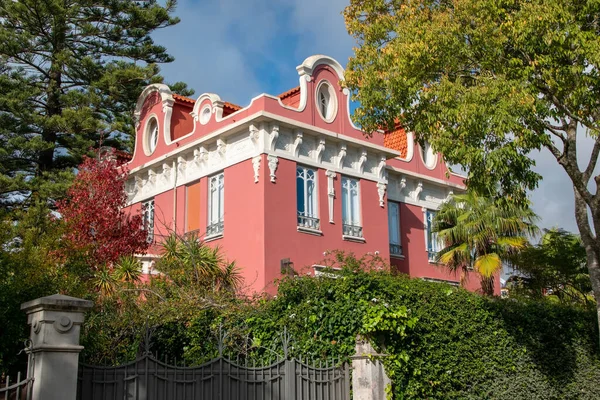 Montevideo, Uruguay 'da güzel kırmızı bir ev..